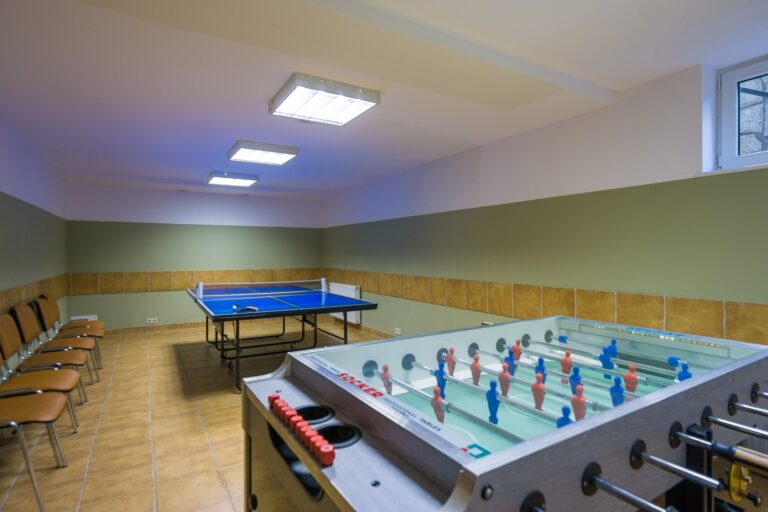 Pokój rozrywki ze stołem do ping-ponga i piłkarzykami